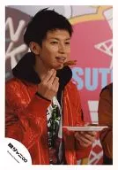 Kanjani Eight / Tadayoshi Okura / Upper body / Costume red and black and white / Left hand dish / Right hand food / Sunglasses / Eye view right / Official Official photo