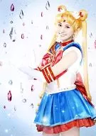 大久保聡美(セーラームーン)/上半身・左向き・背景白・雫型飾り・キャラクターショット/ミュージカル「美少女戦士セーラームーン」-Petite Etrangere- 公式生写真