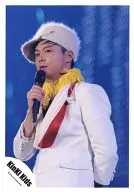 KinKi Kids/堂本剛/現場照片·上半身·服裝白色·黃色·紅色·帽子·左向·右手麥剋風·左手後·背景藍色/官方生寫真