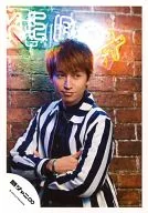 Kanjani Eight / Tadayoshi Okura / Upper Body / Costume Blue / White / Stripe Pattern / Both Arms Set / Body Facing Left / Eye View Right / Background Brick / Official Official photo