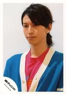 Kanjani Eight / Tadayoshi Okura / Bust up / Costume blue / White / Red / Eye-point left / Background white / Official Official photo