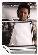 Kanjani Eight / Tadayoshi Okura / Upper body ・ Costume white ・ Scarf green ・ Car door in front ・ Under eyes / Official Official photo