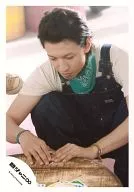 Kanjani Eight / Tadayoshi Okura / Above-the-knee / Crouching / Costume white / Navy / Denim / Overalls / Scarf green / Card holder with both hands / Under your eyes / Official Official photo