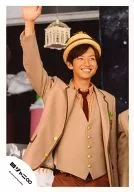 Kanjani Eight / Tadayoshi Okura / Upper Body / Costume Brown / Orange / Necktie / Cap / Right Hand Lift / Eye Right / Official Official photo