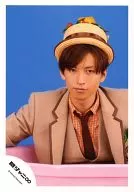 Kanjani Eight / Tadayoshi Okura / Bust up, Costume, Brown. Orange, Tie, Cap, Background Blue / Official Official photo