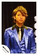 Kanjani Eight / Tadayoshi Okura / Bust up / Costume purple / Black / Tie / Body front / Eye point left / Background black / Official Official photo