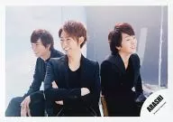 Arashi / Matsujun / Masaki Aiba / Sho Sakurai / Horizontal / Upper Body / Sitting / Costume Black / Aiba Arm Band / Smile / Official Official photo