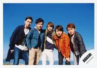 Arashi / Assembly (5 people) / Horizontal, Knee-Upper, Ninomiya right hand pocket, Aiba both hands shoulder, Background blue / Official Official photo