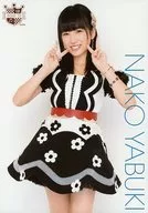 矢吹奈子/膝上・服装白色.黑色・花朵图案/AKB48CAFE&SHOP限定A4尺寸生写真海报第64弹