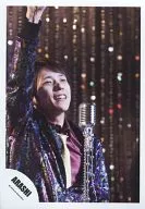 Arashi / Kazuya Ninomiya / Upper Body / Costume Purple Gold / Right Hand Raised / Top Right Eye / Stand Microphone / Official Official photo