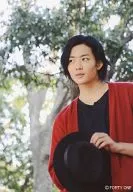 龍星涼/上半身·服裝紅·黑·兩手帽·視線左·野外·樹/生寫真SET ver.3