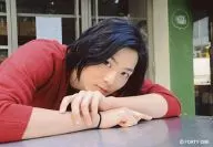 竜星涼/横型・バストアップ・衣装赤・黒・右向き・カメラ目線・テーブル/生写真セットver.3