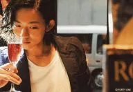 龍星涼/橫型·豐胸·服裝黑·白·右手玻璃杯·視線右下·閉口/生寫真SET ver.6