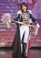 Takarazuka Revue (Sorgumi) / Asanatsu Manato / Live photo, whole body, costume black and white, right hand bouquet of flowers, background staircase, 2L size / Performance "The Rose of Versailles - Prince Oscar Bernadotte edition -" Official photo