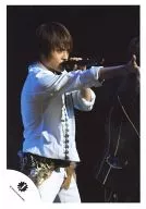 B.A.D./中間淳太/ライブフォト・膝上・衣装白・体右向き・右手パー突き出し・左手マイク/公式生写真