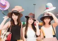 French Kiss / Gathering (3 people) / Horizontal Center Kuramochi / Picture B/CD "French Kiss" Regular Edition (Type-A, B, C) Tower Record Special Official photo