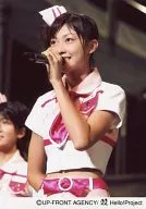 Berryz Kobo / Yurina Kumai / Live Photo / Upper Body / Costume White / Pink / Red / Left Hand Microphone / Left Direction / Right Hand Back / Eye Point Left / Official Official photo