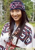 紗綾/上半身・衣装白・黒・赤・笑顔/DVD「紗綾のプライベートジャーニーin北海道～紗綾と一緒の夏休み～(2)ドキドキふれあい広場編」特典生写真