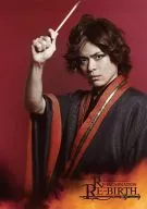 一内侑(荀彧)/上半身・衣装赤黒・右手上げ・背景赤・キャラクターショット/舞台「RE-INCARNATION RE-BIRTH」公式生写真