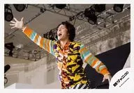 Kanjani Eight / Ryuhei Maruyama / Horizontal, Upper Body, Colorful Costume, Left Facing, Right Hand Lifting Par, Mouth Opening, Background Stage / Official Official photo