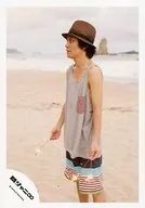 Kanjani Eight / Shibuya Subaru / Above-the-knee / Tank Top Gray / Hat Brown / Left Facing / body / Double-Hand Firework / Sea / Official Official photo