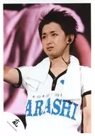 Arashi / Satoshi Ohno / Live Photo / Bust Up / Costume White / Black / Towel / Right Hand Lift / Left Facing / Official Official photo