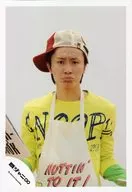 Kanjani Eight / Akihiro Yasuda / Upper Body / Yellow Shirt / Aprons / Red Cap / Lower Lip Service / Front Body / Official Official photo