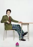 冨森アンドリュー(羽鳥兄弟次男)/全身・座り・制服・左手伸ばし・背もたれ・肘付き・背景白/押忍!!ふんどし部! 公式生写真