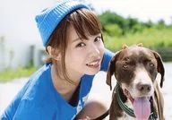 Nana Yamada / Horizontal Type / Bust Up / T-Shirt Blue / Dog / 「 Nana Yamada 2016 Calendar 」 Special Official photo