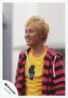 Kanjani Eight / Akio Yasuda / Upper body / Coat / Pink / Black stripe / Shirt / Yellow / Eye-point left / Official Official photo