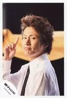 Kanjani Eight / Akihiro Yasuda / Bust up / Costume black and white / Necktie / fingers of the right hand holder / Body facing left / Official Official photo