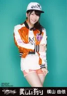 Yui Yokoyama / Above-the-knee, right hand and left hand grasp / CDs "Beautiful Hunting" Special Official photo
