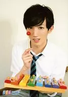 Daisuke Hirose / Over his knee, uniform, hand stick, left hand xilófono, toy, background white / Smart Boys DVD "Setsugetsuka Scramble - Love Prohibited in Student Residence!" Bromide at Event Site for the Release.