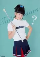 櫻花學院/山出愛子/膝上・服裝白色・左手腰部・拉拉隊服裝・背景水色/2014年度『完美俱樂部活動』生寫真