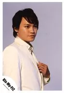 Kis-My-Ft2 / Takashi Nikaido / Upper body / Costume white / Left hand breast / Eye view right / Background grey / 15 Natsuaki Brochure & Goods / Official Official photo