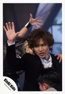 Kinki Kids / Koichi Domoto / Bust up ・ Costume black and white ・ Right hand raised par ・ Eyes left ・ People in front and behind / Official Official photo