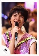 7 WEST / Shigeoka Daiki / Live Photo / Busto-Up / Figurino roxo / Right Hand Mike / Dental Showing / Foto oficial ao vivo