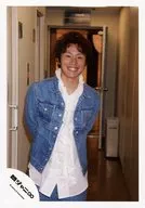 Kanjani Eight / Akihiro Yasuda / Above-the-knee / Denim costume blue / Both hands back / Shirt white / Hallway / Official Official photo