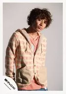 Kanjani Eight / Akihiro Yasuda / Upper body / Costume pink. Yellow / Right facing / Face tilted / Background grey / Official Official photo