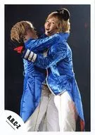 A.B.C-Z / Ryoichi Tsukada / Ryosuke Hashimoto / Live Photo / Knee-Up / Costume Blue / White / Hugging / Tsukada Hidari Hashimoto no Kami / Hashimoto Hidari Par / Official Official photo