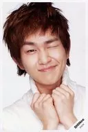 SHINee / Onew / Bust Up / White Costume / Sweater / Wink / everysing Limited Postcard Size Official photo
