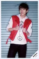 SHINee/オンユ(Onew)/膝上・衣装赤・白・両手ベスト・背景青/everysing 限定ポストカードサイズ生写真