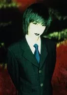 Phobia/KeiT/上半身・スーツ黒・ネクタイ青・両手後ろ/アーティスト生写真