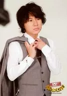 Kanjani Eight / Akihiro Yasuda / Upper Body / Costume Gray / White Shirt / Left Hand Tie / Right Hand Jacket / Kanjani Eight Liveness!