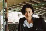 竜星涼/横型・バストアップ・ジャケット黒・インナー白黒・背景フェンス/生写真セットver.2