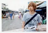 桐山涟/横型・上半身・T恤灰色・左手后・视线左・背景野外/DVD特典