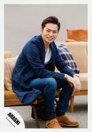 Arashi / Matsujun / Whole body, sitting, facing right, showing teeth, costume blue / "Under the blue sky, next to you" PV & Jacque / Official Official photo