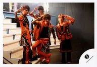 Johnnys Jr. / Reunión (4 personas) / Horizontal, Cuerpo completo, Vestuario naranja, negro, Paz, Saludo de la mano izquierda / Official photo oficial