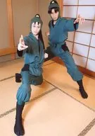 南羽翔平(立花禪藏)·山口賢貴(潮江文次郎)/全身·服裝綠·黑·南羽左立膝·右手上舉·山口雙腳展開·左手上舉·日式客房·生寫真/音樂劇「忍者亂太郎」第二彈「預算會議正在舉辦！」重演