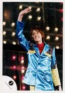 NEWS / Keiichiro Koyama / Live Photo / Knee-Up / Costume Blue / Right Hand Raised / Left Facing / Official Official photo